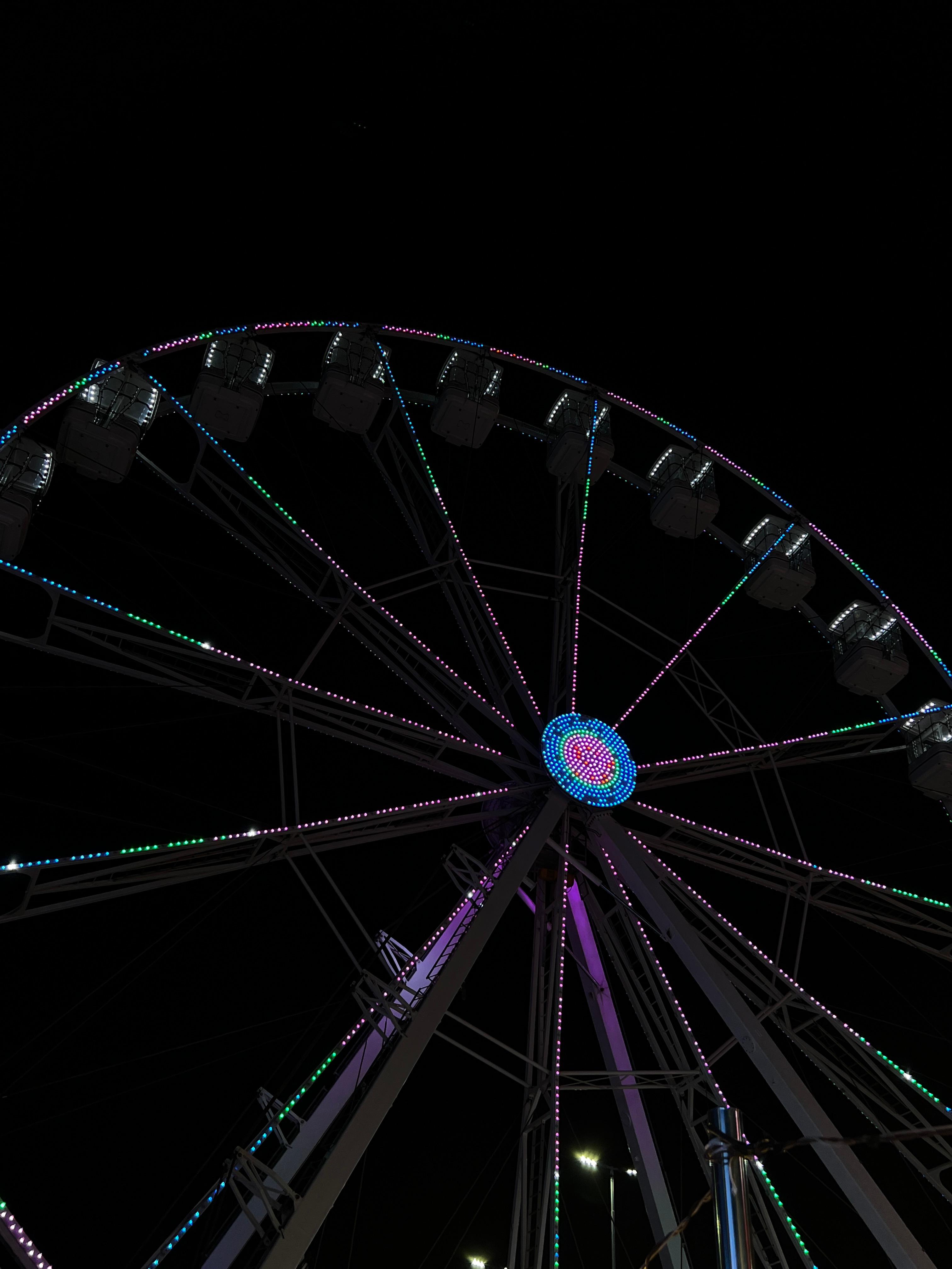A blighting ferris wheel at night